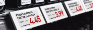 Elektronické cenovky na regáli v predajni potravín